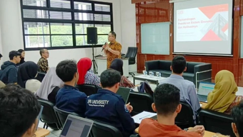 Direktur Eksekutif CORE Indonesia Mohammad Faisal pada Kuliah Tamu di IPB bertajuk "Pemikiran Sistem Ekonomi: Kapitalis, Sosialis dan Heterodoks serta Aplikasinya di Negara Maju dan Berkembang termasuk Indonesia".