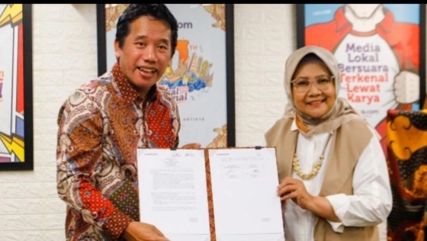 Pemimpin Redaksi Suara.com Suwarjono bersama Pendiri CORE Indonesia Hendri Saparini menandatangani MoU Kerja Sama gelaran Youth Economic Summit 2024/(Suara.com/Alfian Winanto).