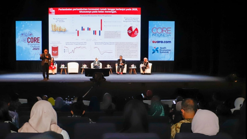 Direktur Eksekutif CORE Indonesia Mohammad Faisal memberikan pemaparan saat acara Youth Economic Summit 2024 di Graha Bhakti Budaya, Taman Ismail Marzuki (TIM), Jakarta, Sabtu (23/11/2024). [Suara.com/Alfian Winanto]